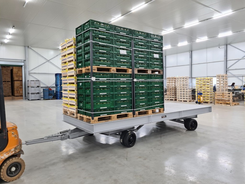 Neuer Industrieanhänger mit Allrad-Lenkung in die Lebensmittelindustrie nach Holland ausgeliefert